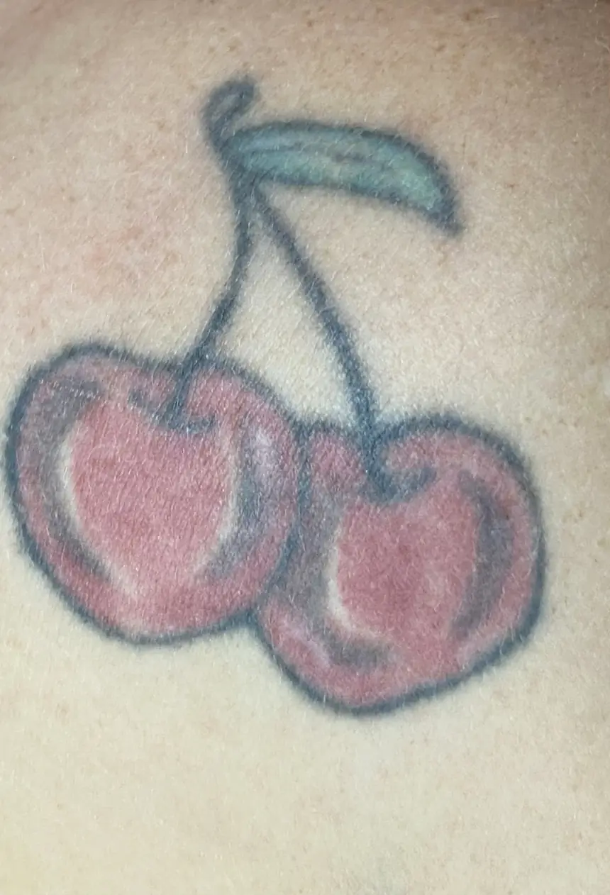 Antes: tatuagem colorida de duas cerejas