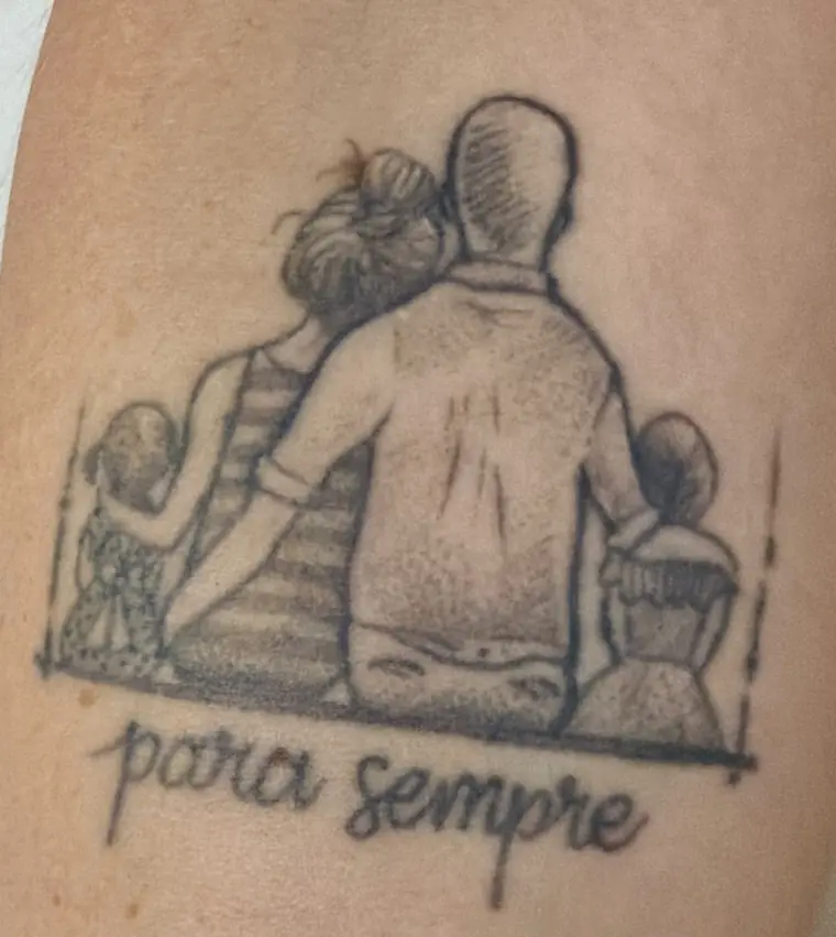 Antes: tatuagem figurativa de família com a frase para sempre