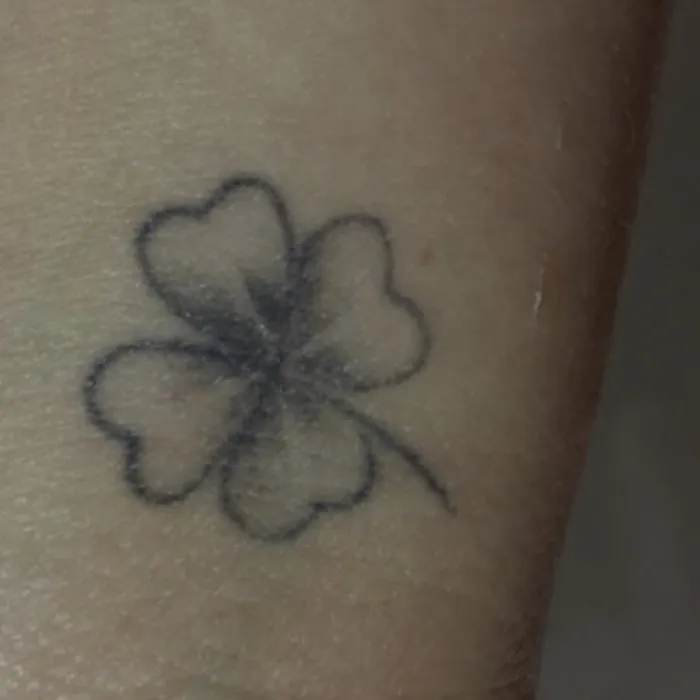 Antes: tatuagem de trevo de quatro folhas em traço fino no pulso
